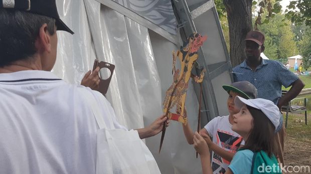 Para peserta dibolehkan melihat, memegang, dan memainkan wayang kulit