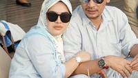 Sweet! Tanpa kedua anaknya, Aisyahrani dan suami berpose berdua. Serasa masih pacaran ya? Foto: Instagram @syh55