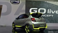 Apa saja yang berbeda? Tampilan luar Datsun GO-live tampil sangat berbeda. Tampilan berbeda dilihat dari aero kit yang agresif, termasuk di front spoiler, side moldings, rear roof spoiler, rear bumper diffuser yang dicat kuning terang.
