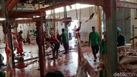 Jemaah tinggal menyebutkan nama diri dan akan langsung disembelih oleh sang eksekutor. Prosesnya sangat cepat. Untuk jasa penyembelihan, jemaah dikenakan biaya tambahan sebesar 20 real.  