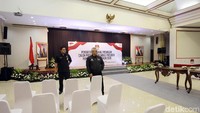 Arief pun melihat persiapan berbagai hal yang ada di ruang KPU agar proses pendaftaran berjalan lancar.