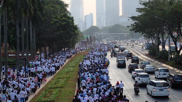 Menko PMK dan Mendikbud Jalan Sehat Bareng 10.000 Peserta di Senayan