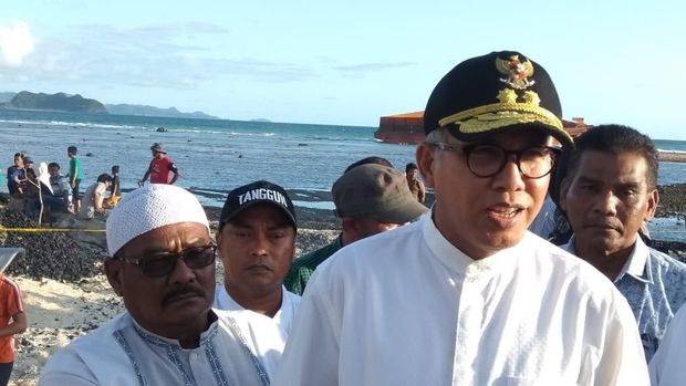 Plt Gubernur Aceh, Nova Iriansyah, meninjau batu bara yang mencemari pantai