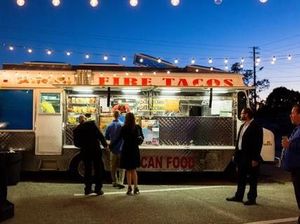 Unik! Pasangan Ini Hanya Sediakan Food Truck di Pesta Pernikahannya