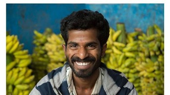 Jika kita semua bisa terlepas dari bahasa, agama, negara, usia dan jenis kelamin, dan meresponnya senyuman dengan cara yang sama, maka itu akan memperlihatkan sesuatu yang mendasar tentang kita, imbuhnya.  Foto: facebook.com/soIaskedthemtosmile