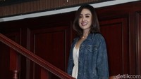 Selvi Kitty juga tampil percaya diri ketika berpose di depan kamera. Foto: Ismail/detikHOT