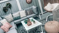 Sebelum direnovasi tempat ini hanya terlihat seperti pagar. Karena hanya terdiri dari susunan kayu-kayu berwarna cokelat. Sesudah direnovasi terlihat lebih menarik pasalnya warna abu-abu yang digunakan bisa menciptakan kesan segar. Kemudian hiasan dinding dan kursi sampai ayunan juga membuat nyaman. Istimewa/Boredpanda.com/prettyinthepines.