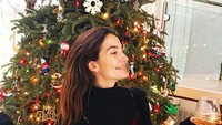 Tak banyak yang menyangka kalau Lily sudah berusia 32 tahun. Ia pun sudah punya 1 putri. Ini gayanya ketika merayakan momen liburan dengan wine. Foto: Instagram @lilyaldridge