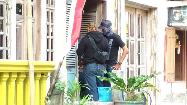Anggota densus melakukan penggeledahan