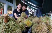 Wow, Rayakan Ultah Pernikahan Pasangan Ini Bagikan 2.200 Kg Durian!