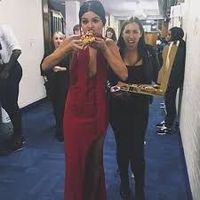 Seperti Ini Tampilan 6 Selebriti Hollywood Saat Makan Pizza