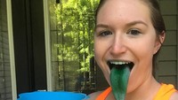 Adrianne Lewis memiliki lidah yang lebih panjang dari kebanyakan orang. Dengan ukuran mencapai 10 sentimeter, ia bisa menjilat siku, hidung, dagu, bahkan bola matanya sendiri. Foto: Instagram
