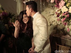 Intip Foto Romantis Prewedding Denny Sumargo dan Dita Soedarjo