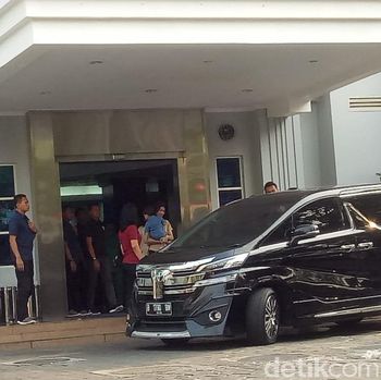 Tampak Selvi menggendong Jan Ethes
