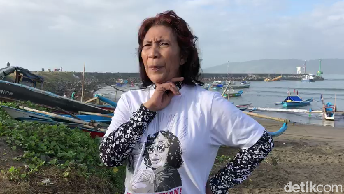 Susi Pudjiastuti di pangandaran pakai kaus tenggelamkan dari Tugas Negara Bos milik Gibran Rakabuming Raka