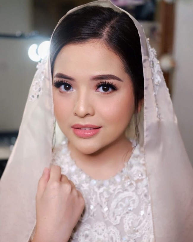 Wajah imut Tasya Kamila dirias dengan makeup nuansa nude pink hasil karya makeup artist Fidel Herta. Foto: Instagram/@fidelhertamakeup