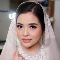 Wajah imut Tasya Kamila dirias dengan makeup nuansa nude pink hasil karya makeup artist Fidel Herta. Foto: Instagram/@fidelhertamakeup
