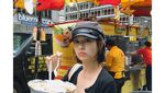 Begini Gaya Si Cantik Jung So-min Saat Cicip The Halal Guys Hingga Es Krim
