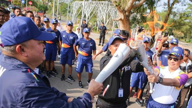 Regu Pemadam Kebakaran APP Sinar Mas Kawal Kirab Obor di Palembang