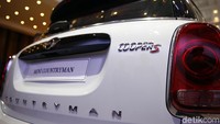 New MINI Countryman rakitan lokal ini dibanderol Rp 599 juta off the road sementara MINI Cooper S Countryman Sports lokal Rp 769 juta off the road Jakarta.