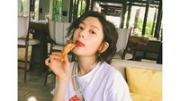 Lagi-lagi berpose dengan sebuah es krim cone di tangannya. Duh, enak nih emang makan es krim saat cuaca panas. Foto: Instagram @somin_jj