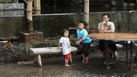 Boyolali punya wisata kuliner unik namanya Pawon Glagahan. Mereka  menawarkan konsep makan-makan di sungai dengan kaki basah-basahan (Pungky Sudrajat/dTraveler)