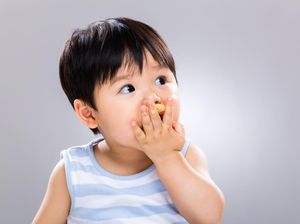 Makan Biskuit Bisa Bantu Menstimulasi Gigi Si Kecil Lho, Bun