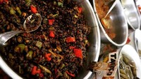 Ini yang namanya tauco, oseng kedelai hitam dengan cabe rawit merah dan hijau. Pelengkap wajib dan khas nasi jamblang ini bikin makan makin lahap. Foto : Instagram @raravinrageius27