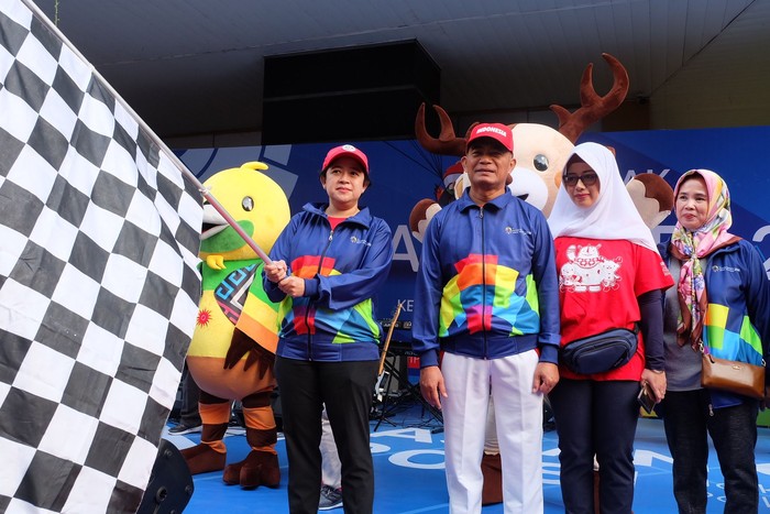 Menko PMK dan Mendikbud Jalan Sehat Bareng 10.000 Peserta di Senayan