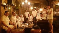 Kumpul bersama rekan-rekannya, Aisyahrani memilih nongkrong sambil makan di kafe berkonsep klasik elegan.  Foto: Instagram @syh55
