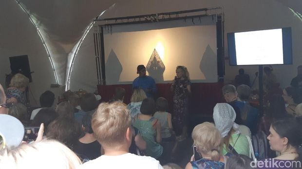 Workshop Wayang Kulit Dipadati Warga Moskow di Festival 