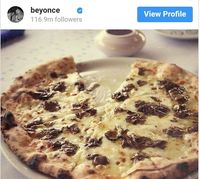Seperti Ini Tampilan 6 Selebriti Hollywood Saat Makan Pizza
