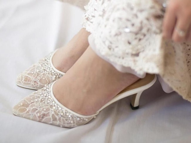 Tasya mengenakan sepatu mule yang juga berhias lace keluaran Cava Prive, yang membuat penampilannya makin serasi dan terlihat romantis. Foto: Instagram/@tasyakamila