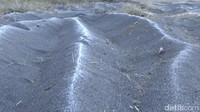 Embun es merupakan fenomena di mana embun pagi berubah menjadi es yang diakibatkan oleh suhu ekstrem (M Rofiq/detikTravel) 
