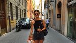 Gaya Seksi Model Lily Aldridge Saat Makan Gelato hingga Pizza