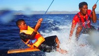 Foto:  Salah satu agenda tahunan yang rutin dilakukan sejak tahun 2014 di festival ini yaitu Lomba Sampan Layar Tradisional. Terlihat para peserta sangat bersemangat. (Ayang Saifullah/istimewa)