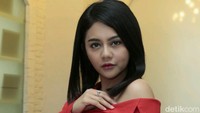 Jenita Janet terlihat percaya diri dengan gaun yang memamerkan pundaknya. Foto: Ismail/detikHOT
