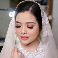 Riasan tampak natural dengan menonjolkan bagian mata menggunakan eyeshadow bronze dan bulu mata tebal. Foto: Instagram/@tasyakamila