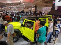 Pengunjung bergantian ingin melihat interior Suzuki Jimny. 