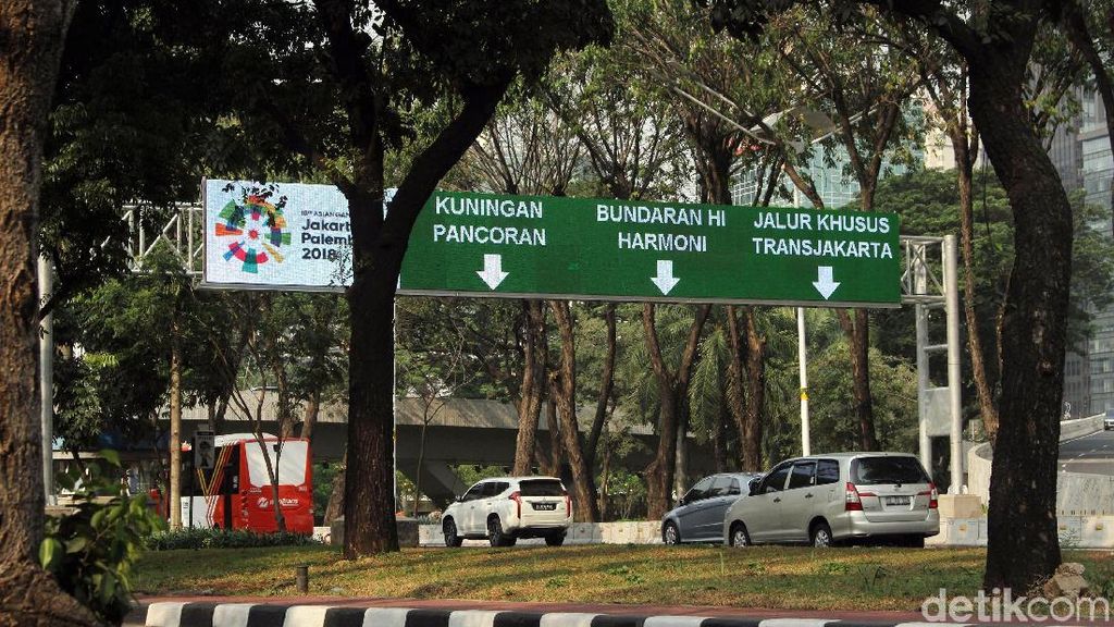 Marka Jalan Digital Menerangi Jalan Sudirman Marka Jalan Digital Menerangi Jalan Sudirman