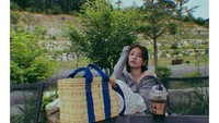 Wanita kelahiran Jinju, Korea Selatan ini memang dikenal sangat fashionable. Ini dia gaya Jung So-min saat menikmati sebuah minuman di kafe.  Foto: Instagram @somin_jj