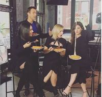 Seperti Ini Tampilan 6 Selebriti Hollywood Saat Makan Pizza