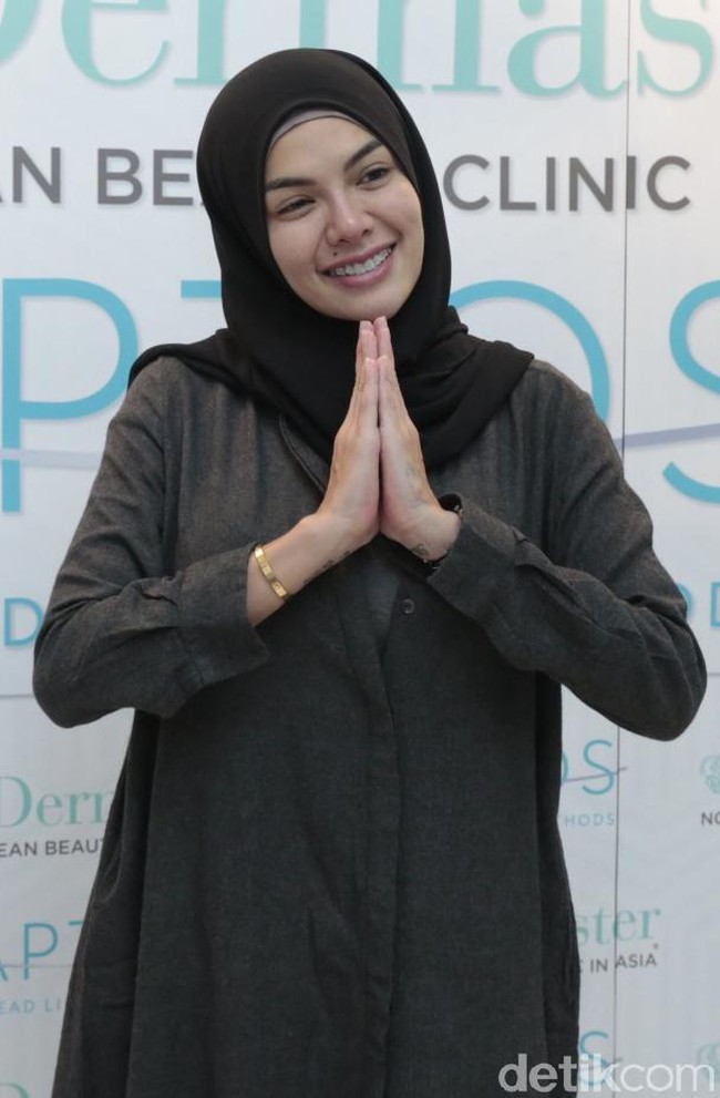 Keputusan Nikita Mirzani berhijab cukup mengagetkan publik. Ia dikenal sebagai artis yang selalu mengumbar lekukan tubuh di berbagai acara. Ia pun sering tampil seksi di film yang ia bintangi.  Foto: Ismail/detikHOT