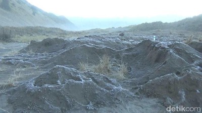 Foto: Bromo Dalam Balutan Embun Es