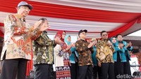 Kegiatan tersebut dihadiri pula oleh Menteri  Dalam Negeri, Menteri Pemberdayaan Perempuan dan perlindungan Anak, Menteri Sosial, Menteri koperasi dan UKM dan Direktur Kepesertaan BPJS Ketenagakerjaan.