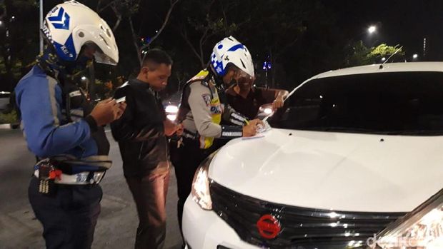 Mobil angkutan online juga kena tilang