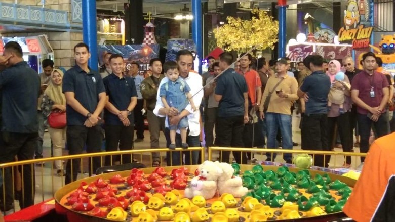 Sebelum Kerja Weekend, Jokowi Ajak Keluarga ke Transmart Bogor Sebelum Kerja Weekend, Jokowi Ajak Keluarga ke Transmart Bogor