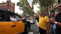 Sopir taksi asal Madrid hadir dalam unjuk rasa dan mereka menyapa rekan sopir yang sedang protes terkait layanan Uber dan Cabify di Barcelona. Albert Gea/Reuters.