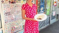 Kalau yang nawarin crepes-nya model cantik begini sih pasti pada mau ya? “Crepes Anyone?” tanya Lily di keterangan foto. Foto: Instagram @lilyaldridge