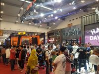 Penuh Sesak Sabtu Sore di GIIAS 2018